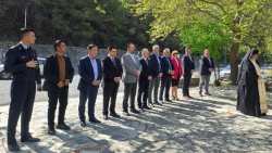 &Tau;έ&mu;&pi;&eta;: &Tau;&rho;&iota;&sigma;ά&gamma;&iota;&omicron; &sigma;&tau;&eta;&nu; &mu;&nu;ή&mu;&eta; &tau;&omega;&nu; &alpha;&delta;&iota;&kappa;&omicron;&chi;&alpha;&mu;έ&nu;&omega;&nu; &mu;&alpha;&theta;&eta;&tau;ώ&nu; &alpha;&pi;ό &tau;&omicron; &Mu;&alpha;&kappa;&rho;&omicron;&chi;ώ&rho;&iota; &Eta;&mu;&alpha;&theta;ί&alpha;&sigmaf;