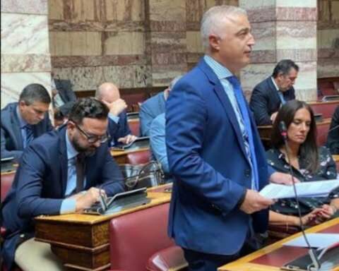 &Tau;&sigma;&alpha;&beta;&delta;&alpha;&rho;ί&delta;&eta;&sigmaf;: &Pi;&rho;&omicron;&tau;&epsilon;&rho;&alpha;&iota;ό&tau;&eta;&tau;&alpha; &tau;&eta;&sigmaf; &Nu;&Delta; &eta; &sigma;&upsilon;&nu;έ&chi;&iota;&sigma;&eta; &tau;&eta;&sigmaf; &sigma;&tau;ή&rho;&iota;&xi;&eta;&sigmaf; &sigma;&tau;&omicron;&nu; &pi;&omicron;&lambda;ί&tau;&eta; &kappa;&alpha;&iota; &iota;&delta;&iota;&alpha;ί&tau;&epsilon;&rho;&alpha; &sigma;&tau;&iota;&sigmaf; &epsilon;&upsilon;ά&lambda;&omega;&tau;&epsilon;&sigmaf; &kappa;&omicron;&iota;&nu;&omega;&nu;&iota;&kappa;έ&sigmaf; &omicron;&mu;ά&delta;&epsilon;&sigmaf;