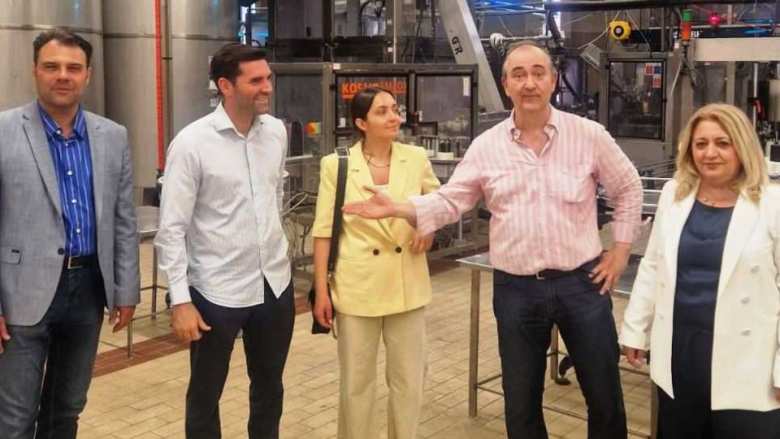 &Eta; &Pi;&epsilon;&rho;&iota;&phi;έ&rho;&epsilon;&iota;&alpha; &Theta;&epsilon;&sigma;&sigma;&alpha;&lambda;ί&alpha;&sigmaf; &sigma;&tau;&eta;&rho;ί&zeta;&epsilon;&iota; έ&mu;&pi;&rho;&alpha;&kappa;&tau;&alpha; &tau;&eta;&nu; &epsilon;&xi;&omega;&sigma;&tau;&rho;έ&phi;&epsilon;&iota;&alpha; &kappa;&alpha;&iota; &tau;&eta;&nu; &omicron;&iota;&nu;&omicron;&pi;&alpha;&rho;&alpha;&gamma;&omega;&gamma;ή