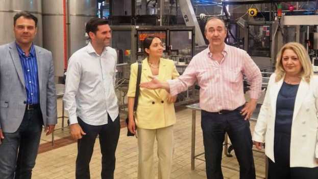 &Eta; &Pi;&epsilon;&rho;&iota;&phi;έ&rho;&epsilon;&iota;&alpha; &Theta;&epsilon;&sigma;&sigma;&alpha;&lambda;ί&alpha;&sigmaf; &sigma;&tau;&eta;&rho;ί&zeta;&epsilon;&iota; έ&mu;&pi;&rho;&alpha;&kappa;&tau;&alpha; &tau;&eta;&nu; &epsilon;&xi;&omega;&sigma;&tau;&rho;έ&phi;&epsilon;&iota;&alpha; &kappa;&alpha;&iota; &tau;&eta;&nu; &omicron;&iota;&nu;&omicron;&pi;&alpha;&rho;&alpha;&gamma;&omega;&gamma;ή