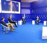 &Sigma;ύ&gamma;&chi;&rho;&omicron;&nu;&eta; &Gamma;&epsilon;&omega;&rho;&gamma;ί&alpha;: &Omicron;&iota; &epsilon;&pi;&iota;&pi;&tau;ώ&sigma;&epsilon;&iota;&sigmaf; &tau;&eta;&sigmaf;  COVID -19 &sigma;&tau;&eta;&nu; &alpha;&pi;&omicron;&mu;&alpha;&kappa;&rho;&upsilon;&sigma;&mu;έ&nu;&eta; &epsilon;&pi;&iota;&kappa;&omicron;&iota;&nu;&omega;&nu;ί&alpha; &kappa;&alpha;&iota; &eta; &alpha;&nu;ά&gamma;&kappa;&eta; &psi;&eta;&phi;&iota;&alpha;&kappa;&omicron;ύ &mu;&epsilon;&tau;&alpha;&sigma;&chi;&eta;&mu;&alpha;&tau;&iota;&sigma;&mu;&omicron;ύ