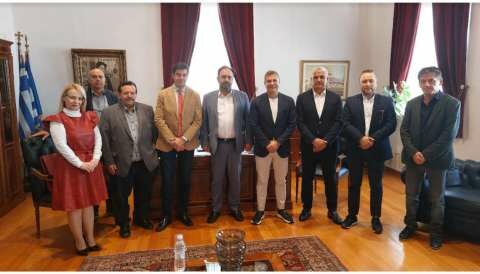 &Epsilon;&rho;&gamma;ά&tau;&epsilon;&sigmaf; &gamma;&eta;&sigmaf;: &Alpha;&nu;&tau;&iota;&pi;&rho;&omicron;&sigma;&omega;&pi;&epsilon;ί&alpha; &Alpha;&lambda;&beta;&alpha;&nu;ώ&nu; &epsilon;&kappa;&pi;&rho;&omicron;&sigma;ώ&pi;&omega;&nu; &sigma;&tau;&omicron;&nu; &Delta;ή&mu;&alpha;&rho;&chi;&omicron; &Beta;έ&rho;&omicron;&iota;&alpha;&sigmaf;