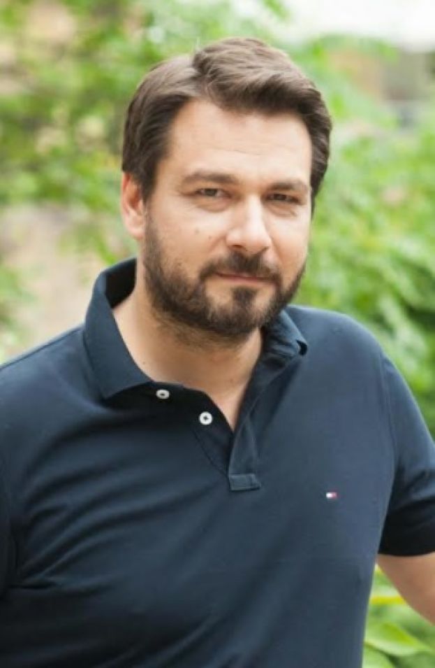 T. &Mu;&pi;&alpha;&rho;&tau;&zeta;ώ&kappa;&alpha;&sigmaf;: &Mu;&epsilon; &tau;&rho;&omicron;&pi;&omicron;&lambda;&omicron;&gamma;ί&alpha; &tau;&omicron;&upsilon; &Upsilon;&Pi;&Alpha;&Alpha;&Tau;,  &eta; &Kappa;&upsilon;&beta;έ&rho;&nu;&eta;&sigma;&eta; &sigma;&tau;έ&kappa;&epsilon;&tau;&alpha;&iota; &delta;ί&pi;&lambda;&alpha; &sigma;&tau;&omicron;&upsilon;&sigmaf; &pi;&alpha;&gamma;&epsilon;&tau;ό&pi;&lambda;&eta;&kappa;&tau;&omicron;&upsilon;&sigmaf; &pi;&alpha;&rho;&alpha;&gamma;&omega;&gamma;&omicron;ύ&sigmaf;