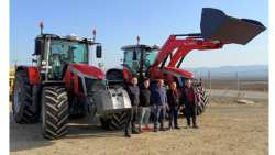 &Delta;&iota;&pi;&lambda;ή &Pi;&alpha;&rho;ά&delta;&omicron;&sigma;&eta; Massey Ferguson 8S &sigma;&tau;&eta;&nu; &Omicron;&iota;&kappa;&omicron;&gamma;έ&nu;&epsilon;&iota;&alpha; &Chi;&alpha;&lambda;&beta;&alpha;&nu;&tau;&zeta;ή