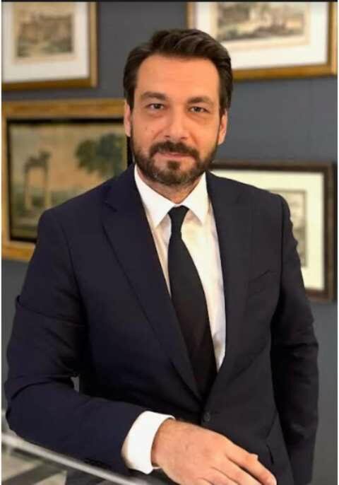 &Tau;ά&sigma;&omicron;&sigmaf; &Mu;&pi;&alpha;&rho;&tau;&zeta;ώ&kappa;&alpha;&sigmaf;: &Omicron; &Sigma;&Upsilon;&Rho;&Iota;&Zeta;&Alpha; &epsilon;&pi;&iota;&lambda;έ&gamma;&epsilon;&iota; &tau;&eta;&nu; &upsilon;&pi;&omicron;&kappa;&rho;&iota;&sigma;ί&alpha; &kappa;&alpha;&iota; &epsilon;&mu;&epsilon;ί&sigmaf; &tau;&iota;&sigmaf; &pi;&rho;&alpha;&gamma;&mu;&alpha;&tau;&iota;&kappa;έ&sigmaf; &lambda;ύ&sigma;&epsilon;&iota;&sigmaf;!