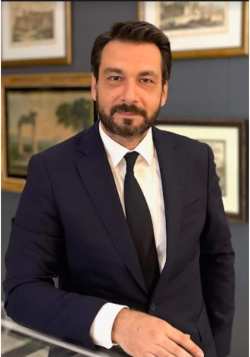 &Tau;ά&sigma;&omicron;&sigmaf; &Mu;&pi;&alpha;&rho;&tau;&zeta;ώ&kappa;&alpha;&sigmaf;: &Omicron; &Sigma;&Upsilon;&Rho;&Iota;&Zeta;&Alpha; &epsilon;&pi;&iota;&lambda;έ&gamma;&epsilon;&iota; &tau;&eta;&nu; &upsilon;&pi;&omicron;&kappa;&rho;&iota;&sigma;ί&alpha; &kappa;&alpha;&iota; &epsilon;&mu;&epsilon;ί&sigmaf; &tau;&iota;&sigmaf; &pi;&rho;&alpha;&gamma;&mu;&alpha;&tau;&iota;&kappa;έ&sigmaf; &lambda;ύ&sigma;&epsilon;&iota;&sigmaf;!