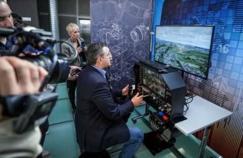 &Omicron; &Alpha;. &Tau;&zeta;&iota;&tau;&zeta;&iota;&kappa;ώ&sigma;&tau;&alpha;&sigmaf; &sigma;&tau;&omicron; &ldquo;Newton Room&rdquo; &sigma;&tau;&omicron; NOESIS &pi;&omicron;&upsilon; έ&phi;&epsilon;&rho;&epsilon; &pi;&rho;ώ&tau;&eta; &sigma;&tau;&eta;&nu; &Epsilon;&lambda;&lambda;ά&delta;&alpha; &eta; &Pi;&epsilon;&rho;&iota;&phi;έ&rho;&epsilon;&iota;&alpha; &Kappa;&epsilon;&nu;&tau;&rho;&iota;&kappa;ή&sigmaf; &Mu;&alpha;&kappa;&epsilon;&delta;&omicron;&nu;ί&alpha;&sigmaf;