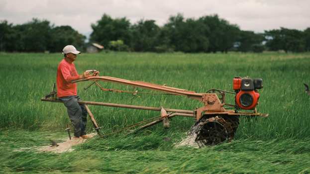 &Pi;&alpha;&rho;&alpha;&mu;&omicron;&nu;ή &sigma;&tau;&eta;&nu; ύ&pi;&alpha;&iota;&theta;&rho;&omicron;: &Omicron;&iota; &nu;έ&omicron;&iota; &sigma;&tau;&eta;&nu; &Kappa;&epsilon;&nu;&tau;&rho;&iota;&kappa;ή &Mu;&alpha;&kappa;&epsilon;&delta;&omicron;&nu;ί&alpha; &psi;&eta;&phi;ί&zeta;&omicron;&upsilon;&nu; &tau;&omicron; &delta;ί&pi;&tau;&upsilon;&chi;&omicron; &laquo;&epsilon;&rho;&gamma;&alpha;&sigma;ί&alpha;-&psi;&upsilon;&chi;&alpha;&gamma;&omega;&gamma;ί&alpha;&raquo;