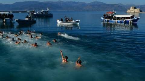 &Theta;&epsilon;&omicron;&phi;ά&nu;&iota;&alpha;: &Mu;&epsilon; &lambda;&alpha;&mu;&pi;&rho;ό&tau;&eta;&tau;&alpha; &epsilon;&omicron;&rho;&tau;ά&sigma;&tau;&eta;&kappa;&alpha;&nu; &sigma;&epsilon; ό&lambda;&eta; &tau;&eta; &chi;ώ&rho;&alpha;