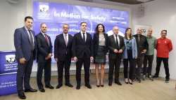 Ό&mu;&iota;&lambda;&omicron;&sigmaf; &Epsilon;&pi;&iota;&chi;&epsilon;&iota;&rho;ή&sigma;&epsilon;&omega;&nu; &Sigma;&alpha;&rho;&alpha;&kappa;ά&kappa;&eta;-In Motion for Safety: &Mu;&epsilon;&gamma;ά&lambda;&eta; &Epsilon;&pi;&iota;&tau;&upsilon;&chi;ί&alpha; &tau;&omicron; &pi;&rho;ώ&tau;&omicron; &Epsilon;&kappa;&pi;&alpha;&iota;&delta;&epsilon;&upsilon;&tau;&iota;&kappa;ό &Sigma;&epsilon;&mu;&iota;&nu;ά&rho;&iota;&omicron; &Alpha;&sigma;&phi;&alpha;&lambda;&omicron;ύ&sigmaf; &Omicron;&delta;&eta;&gamma;&iota;&kappa;ή&sigmaf; &Sigma;&upsilon;&mu;&pi;&epsilon;&rho;&iota;&phi;&omicron;&rho;ά&sigmaf;