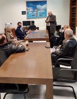 &Sigma;&tau;έ&kappa;&epsilon;&tau;&alpha;&iota; &delta;ί&pi;&lambda;&alpha; &sigma;&tau;&omicron;&nu; &kappa;&lambda;ά&delta;&omicron; &tau;&omega;&nu; &delta;&iota;&kappa;&eta;&gamma;ό&rho;&omega;&nu; &omicron; &Tau;ά&sigma;&omicron;&sigmaf; &Mu;&pi;&alpha;&rho;&tau;&zeta;ώ&kappa;&alpha;&sigmaf;