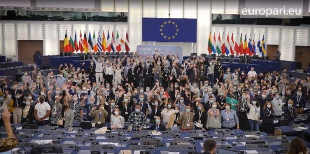 &Mu;έ&lambda;&lambda;&omicron;&nu; &tau;&eta;&sigmaf; &Epsilon;&upsilon;&rho;ώ&pi;&eta;&sigmaf;: &Omicron;&iota; &Epsilon;&upsilon;&rho;&omega;&pi;&alpha;ί&omicron;&iota; &sigma;&upsilon;&zeta;&eta;&tau;&omicron;ύ&nu; &gamma;&iota;&alpha; &tau;&eta;&nu; &omicron;&iota;&kappa;&omicron;&nu;&omicron;&mu;ί&alpha;, &tau;&iota;&sigmaf; &theta;έ&sigma;&epsilon;&iota;&sigmaf; &epsilon;&rho;&gamma;&alpha;&sigma;ί&alpha;&sigmaf;, &tau;&eta;&nu; &epsilon;&kappa;&pi;&alpha;ί&delta;&epsilon;&upsilon;&sigma;&eta; &kappa;&alpha;&iota; &psi;&eta;&phi;&iota;&alpha;&kappa;ή &epsilon;&pi;&alpha;&nu;ά&sigma;&tau;&alpha;&sigma;&eta;