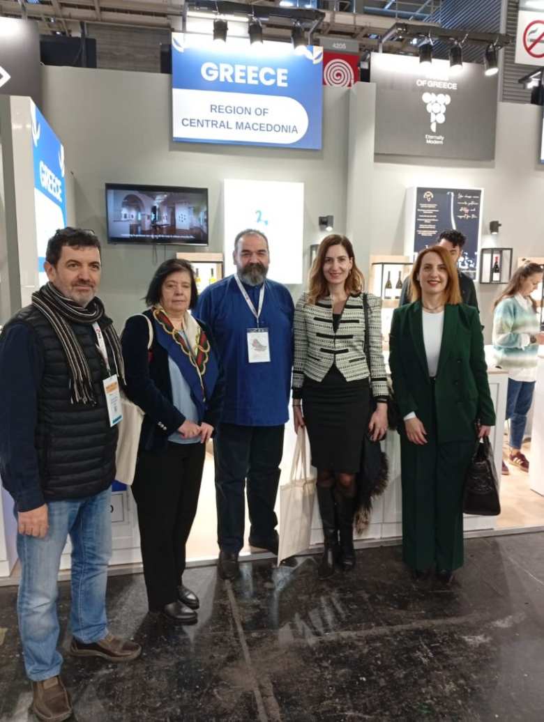 &Delta;&upsilon;&nu;&alpha;&mu;&iota;&kappa;ή &sigma;&upsilon;&mu;&mu;&epsilon;&tau;&omicron;&chi;ή &tau;&eta;&sigmaf; &Pi;&epsilon;&rho;&iota;&phi;έ&rho;&epsilon;&iota;&alpha;&sigmaf; &Kappa;&epsilon;&nu;&tau;&rho;&iota;&kappa;ή&sigmaf; &Mu;&alpha;&kappa;&epsilon;&delta;&omicron;&nu;ί&alpha;&sigmaf; &sigma;&tau;&eta;&nu; έ&kappa;&theta;&epsilon;&sigma;&eta; Wine Paris