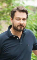 &Sigma;&upsilon;&gamma;&chi;&alpha;&rho;&eta;&tau;ή&rho;&iota;&alpha; &tau;&omicron;&upsilon; &Tau;. &Mu;&pi;&alpha;&rho;&tau;&zeta;ώ&kappa;&alpha; &sigma;&tau;&eta;&nu; &pi;&omicron;&delta;&omicron;&sigma;&phi;&alpha;&iota;&rho;&iota;&kappa;ή &omicron;&mu;ά&delta;&alpha; &tau;&eta;&sigmaf; &Beta;έ&rho;&omicron;&iota;&alpha;&sigmaf;