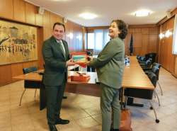 &Sigma;&upsilon;&nu;ά&nu;&tau;&eta;&sigma;&eta; &Gamma;&epsilon;&omega;&rho;&gamma;&alpha;&nu;&tau;ά &mu;&epsilon; &tau;&omicron;&nu; &Pi;&rho;έ&sigma;&beta;&eta; &tau;&eta;&sigmaf; &Alpha;&upsilon;&sigma;&tau;&rho;&alpha;&lambda;ί&alpha;&sigmaf;