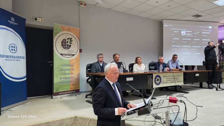 &Omicron; &Upsilon;&phi;&Alpha;&Alpha;&Tau; &Gamma;&iota;ά&nu;&nu;&eta;&sigmaf; &Alpha;&nu;&delta;&rho;&iota;&alpha;&nu;ό&sigmaf; &sigma;&epsilon; &epsilon;&kappa;&delta;ή&lambda;&omega;&sigma;&eta; &sigma;&tau;&alpha; &Chi;&alpha;&nu;&iota;ά &gamma;&iota;&alpha; &tau;&omicron; &mu;έ&lambda;&lambda;&omicron;&nu; &tau;&eta;&sigmaf; &epsilon;&lambda;&alpha;&iota;&omicron;&kappa;&omicron;&mu;ί&alpha;&sigmaf; &sigma;&tau;&eta;&nu; &Kappa;&rho;ή&tau;&eta;