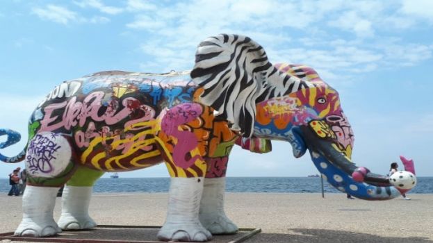 &Eta; &Theta;&epsilon;&sigma;&sigma;&alpha;&lambda;&omicron;&nu;ί&kappa;&eta; "&mu;&epsilon;&tau;&alpha;&mu;&omicron;&rho;&phi;ώ&nu;&epsilon;&tau;&alpha;&iota;" &sigma;' έ&nu;&alpha; &tau;&epsilon;&rho;ά&sigma;&tau;&iota;&omicron; &pi;ά&rho;&kappa;&omicron; &gamma;&iota;&alpha; &pi;&alpha;&iota;&delta;&iota;ά - 5&omicron; &Epsilon;&upsilon;&rho;&omega;&pi;&alpha;ϊ&kappa;ό &Pi;&alpha;&iota;&delta;&iota;&kappa;ό &Phi;&epsilon;&sigma;&tau;&iota;&beta;ά&lambda;