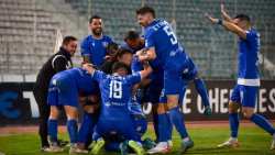 &Sigma;&tau;&omicron;&upsilon;&sigmaf; &laquo;8&raquo; &tau;&omicron;&upsilon; &Kappa;&upsilon;&pi;έ&lambda;&lambda;&omicron;&upsilon; &Epsilon;&lambda;&lambda;ά&delta;&omicron;&sigmaf; &eta; &Nu;ί&kappa;&eta; &Beta;ό&lambda;&omicron;&upsilon;