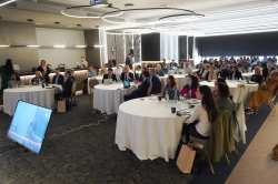 &Eta; &Pi;&epsilon;&rho;&iota;&phi;έ&rho;&epsilon;&iota;&alpha; &Kappa;&epsilon;&nu;&tau;&rho;&iota;&kappa;ή&sigmaf; &Mu;&alpha;&kappa;&epsilon;&delta;&omicron;&nu;ί&alpha;&sigmaf; &sigma;&upsilon;&mu;&mu;&epsilon;&tau;&epsilon;ί&chi;&epsilon; &sigma;&tau;&omicron; &Delta;&iota;&epsilon;&theta;&nu;έ&sigmaf; &Sigma;&upsilon;&nu;έ&delta;&rho;&iota;&omicron; &gamma;&iota;&alpha; &tau;&eta;&nu; &laquo;&Beta;&iota;ώ&sigma;&iota;&mu;&eta; &Gamma;&alpha;&lambda;ά&zeta;&iota;&alpha; &Omicron;&iota;&kappa;&omicron;&nu;&omicron;&mu;ί&alpha;&raquo;