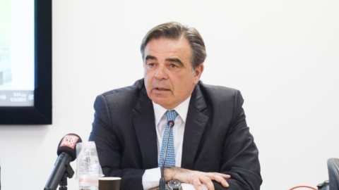 &Mu;&alpha;&rho;&gamma;&alpha;&rho;ί&tau;&eta;&sigmaf; &Sigma;&chi;&omicron;&iota;&nu;ά&sigmaf; &alpha;&pi;ό &tau;&omicron; &Lambda;&omicron;&upsilon;&xi;&epsilon;&mu;&beta;&omicron;ύ&rho;&gamma;&omicron;: &Kappa;&omicron;&nu;&tau;ά &sigma;&epsilon; &sigma;&upsilon;&mu;&phi;&omega;&nu;ί&alpha; &gamma;&iota;&alpha; &tau;&eta; &nu;έ&alpha; &Kappa;&Alpha;&Pi;
