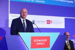 &Tau;&sigma;&iota;ά&rho;&alpha;&sigmaf; &sigma;&tau;&omicron; &Sigma;&upsilon;&nu;έ&delta;&rho;&iota;&omicron; &tau;&omicron;&upsilon; Economist: &laquo;&Eta; &beta;&iota;&omega;&sigma;&iota;&mu;ό&tau;&eta;&tau;&alpha; &sigma;&tau;&eta; &gamma;&epsilon;&omega;&rho;&gamma;ί&alpha; &epsilon;ί&nu;&alpha;&iota; &tau;&omicron; &nu;έ&omicron; &kappa;&omicron;&iota;&nu;&omega;&nu;&iota;&kappa;ό &sigma;&upsilon;&mu;&beta;ό&lambda;&alpha;&iota;&omicron;&raquo;