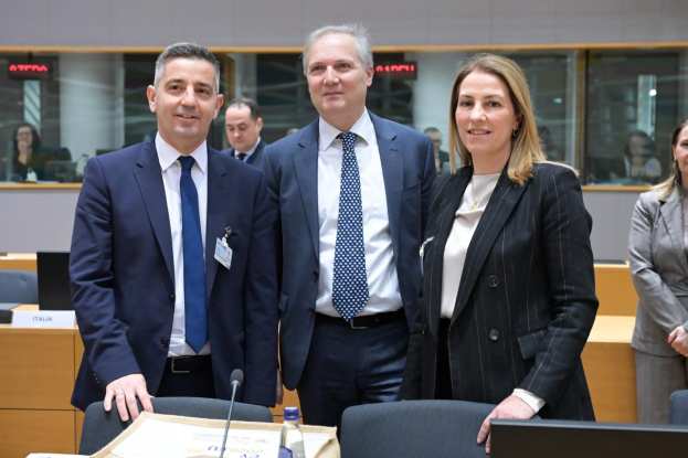 &Beta;&rho;&upsilon;&xi;έ&lambda;&lambda;&epsilon;&sigmaf;: &Pi;&rho;&omicron;&tau;&epsilon;&rho;&alpha;&iota;ό&tau;&eta;&tau;&alpha; &gamma;&iota;&alpha; &tau;&eta;&nu; &Epsilon;&lambda;&lambda;ά&delta;&alpha; &eta; &epsilon;&nu;ί&sigma;&chi;&upsilon;&sigma;&eta; &kappa;&alpha;&iota; &omicron; &kappa;&alpha;&lambda;ύ&tau;&epsilon;&rho;&omicron;&sigmaf; &sigma;&upsilon;&nu;&tau;&omicron;&nu;&iota;&sigma;&mu;ό&sigmaf; &tau;&omega;&nu; &epsilon;&lambda;έ&gamma;&chi;&omega;&nu; &sigma;&tau;&alpha; &epsilon;&iota;&sigma;&alpha;&gamma;ό&mu;&epsilon;&nu;&alpha; &alpha;&gamma;&rho;&omicron;&delta;&iota;&alpha;&tau;&rho;&omicron;&phi;&iota;&kappa;ά &pi;&rho;&omicron;ϊό&nu;&tau;&alpha;