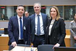 &Beta;&rho;&upsilon;&xi;έ&lambda;&lambda;&epsilon;&sigmaf;: &Pi;&rho;&omicron;&tau;&epsilon;&rho;&alpha;&iota;ό&tau;&eta;&tau;&alpha; &gamma;&iota;&alpha; &tau;&eta;&nu; &Epsilon;&lambda;&lambda;ά&delta;&alpha; &eta; &epsilon;&nu;ί&sigma;&chi;&upsilon;&sigma;&eta; &kappa;&alpha;&iota; &omicron; &kappa;&alpha;&lambda;ύ&tau;&epsilon;&rho;&omicron;&sigmaf; &sigma;&upsilon;&nu;&tau;&omicron;&nu;&iota;&sigma;&mu;ό&sigmaf; &tau;&omega;&nu; &epsilon;&lambda;έ&gamma;&chi;&omega;&nu; &sigma;&tau;&alpha; &epsilon;&iota;&sigma;&alpha;&gamma;ό&mu;&epsilon;&nu;&alpha; &alpha;&gamma;&rho;&omicron;&delta;&iota;&alpha;&tau;&rho;&omicron;&phi;&iota;&kappa;ά &pi;&rho;&omicron;ϊό&nu;&tau;&alpha;