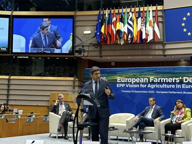 &Pi;&rho;ό&sigma;&theta;&epsilon;&tau;&alpha; &kappa;ί&nu;&eta;&tau;&rho;&alpha; &sigma;&tau;&omicron;&upsilon;&sigmaf; &nu;έ&omicron;&upsilon;&sigmaf; &gamma;&iota;&alpha; &nu;&alpha; &alpha;&sigma;&chi;&omicron;&lambda;&eta;&theta;&omicron;ύ&nu; &mu;&epsilon; &tau;&eta;&nu; &alpha;&gamma;&rho;&omicron;&tau;&iota;&kappa;ή &pi;&alpha;&rho;&alpha;&gamma;&omega;&gamma;ή, &zeta;ή&tau;&eta;&sigma;&epsilon; &omicron; &Lambda;&epsilon;&upsilon;&tau;έ&rho;&eta;&sigmaf; &Alpha;&upsilon;&gamma;&epsilon;&nu;ά&kappa;&eta;&sigmaf; &alpha;&pi;ό &tau;&omicron; &Epsilon;&Lambda;&Kappa;