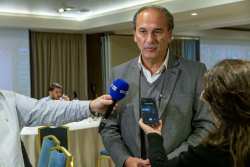 &Epsilon;&pi;&iota;&chi;&epsilon;&iota;&rho;&eta;&mu;&alpha;&tau;&iota;&kappa;ή &sigma;&upsilon;&nu;ά&nu;&tau;&eta;&sigma;&eta; &mu;&epsilon; &Pi;&omicron;&lambda;&omega;&nu;&omicron;ύ&sigmaf; &alpha;&gamma;&omicron;&rho;&alpha;&sigma;&tau;έ&sigmaf; &gamma;&iota;&alpha; &tau;&eta;&nu; &pi;&rho;&omicron;ώ&theta;&eta;&sigma;&eta; &tau;&omega;&nu; &tau;&omicron;&pi;&iota;&kappa;ώ&nu; &pi;&rho;&omicron;ϊό&nu;&tau;&omega;&nu; &delta;&iota;&omicron;&rho;&gamma;ά&nu;&omega;&sigma;&epsilon; &eta; &Pi;&Kappa;&Mu;