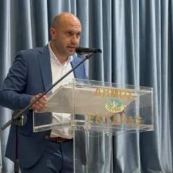 &Mu;&alpha;&kappa;&eta;&sigmaf; &Delta;&eta;&mu;&eta;&tau;&rho;&iota;&alpha;&delta;&eta;&sigmaf;: &Mu;ή&nu;&upsilon;&mu;&alpha; &sigma;&tau;ή&rho;&iota;&xi;&eta;&sigmaf; &tau;&omicron;&upsilon; &alpha;&gamma;&rho;&omicron;&tau;&iota;&kappa;&omicron;ύ &kappa;ό&sigma;&mu;&omicron;&upsilon; &tau;&eta;&sigmaf; &Pi;έ&lambda;&lambda;&alpha;&sigmaf; έ&sigma;&tau;&epsilon;&iota;&lambda;&epsilon; &alpha;&pi;ό &tau;&eta; &Sigma;&kappa;ύ&delta;&rho;&alpha; &eta; &eta;&gamma;&epsilon;&sigma;ί&alpha; &tau;&omicron;&upsilon; &Upsilon;&pi;&Alpha;&Alpha;&Tau;