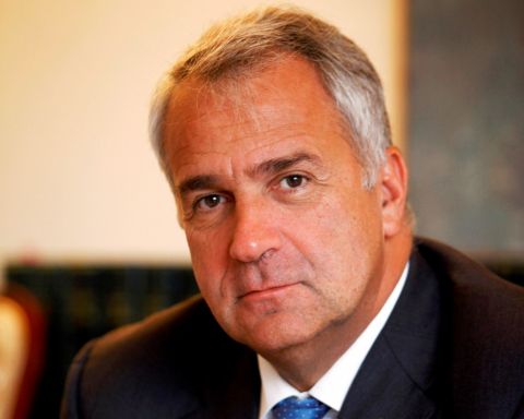 &Epsilon;&pi;&iota;&pi;&lambda;έ&omicron;&nu; 8 &epsilon;&kappa;&alpha;&tau;&omicron;&mu;&mu;ύ&rho;&iota;&alpha; &epsilon;&upsilon;&rho;ώ &alpha;&pi;ό &tau;&omicron;&nu; &Upsilon;&pi;&Alpha;&Alpha;&Tau;, &Mu;. &Beta;&omicron;&rho;ί&delta;&eta; &gamma;&iota;&alpha; &epsilon;&pi;&epsilon;&nu;&delta;ύ&sigma;&epsilon;&iota;&sigmaf; &sigma;&tau;&eta;&nu; &Upsilon;&delta;&alpha;&tau;&omicron;&kappa;&alpha;&lambda;&lambda;&iota;έ&rho;&gamma;&epsilon;&iota;&alpha;