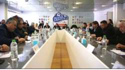 Super League 2: &Alpha;&nu;&alpha;&kappa;&omicron;ί&nu;&omega;&sigma;&epsilon; &tau;&eta; &sigma;&upsilon;&nu;έ&chi;&iota;&sigma;&eta; &tau;&omicron;&upsilon; &laquo;&lambda;&omicron;&upsilon;&kappa;έ&tau;&omicron;&upsilon;&raquo; , &epsilon;&pi;&alpha;&nu;&epsilon;&kappa;&kappa;ί&nu;&eta;&sigma;&eta; &delta;&iota;&alpha;&lambda;ό&gamma;&omicron;&upsilon; &mu;&epsilon; &Alpha;&upsilon;&gamma;&epsilon;&nu;ά&kappa;&eta; &kappa;&alpha;&iota; SL