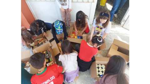 &Mu;&iota;&kappa;&rho;&omicron;ί &Epsilon;&theta;&epsilon;&lambda;&omicron;&nu;&tau;έ&sigmaf;, &Mu;&epsilon;&gamma;ά&lambda;&eta; &Pi;&rho;&omicron;&sigma;&phi;&omicron;&rho;ά: &Tau;&omicron; &Kappa;&omicron;&iota;&nu;&omega;&nu;&iota;&kappa;ό &Pi;&alpha;&nu;&tau;&omicron;&pi;&omega;&lambda;&epsilon;ί&omicron; &sigma;&tau;&omicron; 2&omicron; &Delta;&eta;&mu;&omicron;&tau;&iota;&kappa;ό &Sigma;&chi;&omicron;&lambda;&epsilon;ί&omicron; &Mu;&alpha;&kappa;&rho;&omicron;&chi;&omega;&rho;ί&omicron;&upsilon;