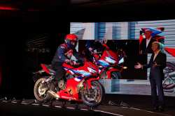 &Eta; Honda Motorcycles &sigma;&tau;&eta;&nu; EICMA 2023: Honda E-Clutch &amp; &Nu;έ&alpha; &Mu;&omicron;&nu;&tau;έ&lambda;&alpha; &Mu;&Upsilon;24