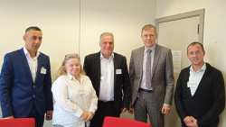 &Tau;&omicron; &Alpha;&Kappa;&Kappa;&Epsilon;&Lambda; &alpha;&pi;ό &tau;&eta;&nu; &pi;&rho;ώ&tau;&eta; &eta;&mu;έ&rho;&alpha; &tau;&eta;&sigmaf; &epsilon;&pi;ί&sigma;&kappa;&epsilon;&psi;ή&sigmaf; &tau;&omicron;&upsilon; &sigma;&tau;&iota;&sigmaf; &Beta;&rho;&upsilon;&xi;έ&lambda;&lambda;&epsilon;&sigmaf; &xi;&epsilon;&kappa;ί&nu;&eta;&sigma;&epsilon; &sigma;&tau;&eta;&nu; &Kappa;&omicron;&mu;&iota;&sigma;&iota;ό&nu; &kappa;&alpha;&iota; &sigma;&tau;&omicron; &Epsilon;&upsilon;&rho;&omega;&kappa;&omicron;&iota;&nu;&omicron;&beta;&omicron;ύ&lambda;&iota;&omicron; &tau;&eta;&nu; &epsilon;&pi;ί&lambda;&upsilon;&sigma;&eta; &tau;&omega;&nu; &alpha;&gamma;&rho;&omicron;&tau;&iota;&kappa;ώ&nu; &pi;&rho;&omicron;&beta;&lambda;&eta;&mu;ά&tau;&omega;&nu;