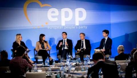 &Sigma;&kappa;&rho;έ&kappa;&alpha;&sigmaf;: &laquo;&Eta; &Epsilon;&lambda;&lambda;ά&delta;&alpha; &pi;&rho;&omega;&tau;&omicron;&pi;ό&rho;&alpha; &sigma;&tau;&eta; &sigma;&tau;ή&rho;&iota;&xi;&eta; &tau;&omega;&nu; &kappa;&alpha;&tau;&alpha;&nu;&alpha;&lambda;&omega;&tau;ώ&nu; &kappa;&alpha;&iota; &tau;&eta;&nu; &pi;&rho;ά&sigma;&iota;&nu;&eta; &mu;&epsilon;&tau;ά&beta;&alpha;&sigma;&eta;&raquo;