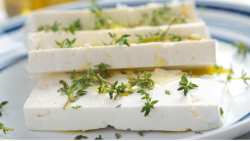 &Sigma;&tau;. &Alpha;&rho;&alpha;&chi;&omega;&beta;ί&tau;&eta;&sigmaf;: &Tau;&iota; &sigma;&upsilon;&mu;&beta;&alpha;ί&nu;&epsilon;&iota; &mu;&epsilon; &tau;&eta;&nu; &Phi;έ&tau;&alpha; &sigma;&tau;&eta; &sigma;&upsilon;&mu;&phi;&omega;&nu;ί&alpha; &mu;&epsilon; &tau;&eta;&nu; &Alpha;&upsilon;&sigma;&tau;&rho;&alpha;&lambda;ί&alpha;;