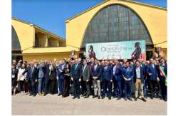 &Upsilon;&pi;&Alpha;&Alpha;&Tau;: &Eta; &Epsilon;&lambda;&lambda;ά&delta;&alpha; &tau;&iota;&mu;ώ&mu;&epsilon;&nu;&eta; &chi;ώ&rho;&alpha; &tau;&eta;&sigmaf; &delta;&iota;&epsilon;&theta;&nu;&omicron;ύ&sigmaf; έ&kappa;&theta;&epsilon;&sigma;&eta;&sigmaf; &omicron;ί&nu;&omega;&nu; &kappa;&alpha;&iota; &pi;&omicron;&tau;ώ&nu; &sigma;&tau;&eta; &Beta;&epsilon;&rho;ό&nu;&alpha; &tau;&eta;&sigmaf; &Iota;&tau;&alpha;&lambda;ί&alpha;&sigmaf;