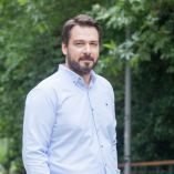 &Tau;&eta; &delta;&iota;&epsilon;&upsilon;&kappa;ό&lambda;&upsilon;&nu;&sigma;&eta; &tau;&eta;&sigmaf; &alpha;&pi;&omicron;&mu;&alpha;&kappa;&rho;&upsilon;&sigma;&mu;έ&nu;&eta;&sigmaf;-&epsilon;&rho;&gamma;&alpha;&sigma;ί&alpha;&sigmaf; &alpha;&pi;ό &tau;&omicron; &sigma;&pi;ί&tau;&iota;, &iota;&delta;&iota;&alpha;ί&tau;&epsilon;&rho;&alpha; &gamma;&iota;&alpha; &tau;&iota;&sigmaf; &gamma;&upsilon;&nu;&alpha;ί&kappa;&epsilon;&sigmaf;, &zeta;&eta;&tau;ά &omicron; &Tau;ά&sigma;&omicron;&sigmaf; &Mu;&pi;&alpha;&rho;&tau;&zeta;ώ&kappa;&alpha;&sigmaf;