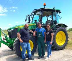 &Tau;&rho;&alpha;&kappa;&tau;έ&rho; JOHN DEERE: &Sigma;&upsilon;&nu;&epsilon;&chi;ί&zeta;&omicron;&nu;&tau;&alpha;&iota; &omicron;&iota; &pi;&alpha;&rho;&alpha;&delta;ό&sigma;&epsilon;&iota;&sigmaf; &alpha;&pi;ό &tau;&omicron; &kappa;&alpha;&tau;ά&sigma;&tau;&eta;&mu;&alpha; &tau;&omicron;&upsilon; &Theta;&omicron;&delta;&omega;&rho;ή &Kappa;&omega;&nu;&sigma;&tau;&alpha;&nu;&tau;&iota;&nu;ί&delta;&eta; &sigma;&tau;&eta; &Sigma;&kappa;ύ&delta;&rho;&alpha;