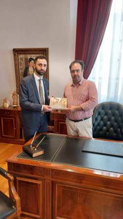 &Tau;&omicron;&nu; &Upsilon;&pi;&omicron;&upsilon;&rho;&gamma;ό &Delta;&iota;&kappa;&alpha;&iota;&omicron;&sigma;ύ&nu;&eta;&sigmaf; &tau;&eta;&sigmaf; &Delta;&eta;&mu;&omicron;&kappa;&rho;&alpha;&tau;ί&alpha;&sigmaf; &tau;&eta;&sigmaf; &Alpha;&mu;&pi;&chi;&alpha;&zeta;ί&alpha;&sigmaf; &upsilon;&pi;&omicron;&delta;έ&chi;&theta;&eta;&kappa;&epsilon; &omicron; &Delta;ή&mu;&alpha;&rho;&chi;&omicron;&sigmaf; &Beta;έ&rho;&omicron;&iota;&alpha;&sigmaf;