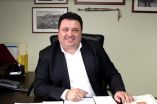 &Eta; &iota;&sigma;&tau;&omicron;&rho;ί&alpha; &epsilon;&pi;&alpha;&nu;&alpha;&lambda;&alpha;&mu;&beta;ά&nu;&epsilon;&tau;&alpha;&iota; &omega;&sigmaf; &phi;&alpha;&rho;&sigma;&omicron;&kappa;&omega;&mu;&omega;&delta;ί&alpha; &mu;&epsilon; &kappa;&omicron;&iota;&nu;ό &pi;&alpha;&rho;&omicron;&nu;&omicron;&mu;&alpha;&sigma;&tau;ή &tau;&omicron; ό&nu;&omicron;&mu;&alpha; &laquo;&Mu;&eta;&tau;&sigma;&omicron;&tau;ά&kappa;&eta;&sigmaf;&raquo; - Ά&rho;&theta;&rho;&omicron; &tau;&omicron;&upsilon; &Theta;&alpha;&nu;ά&sigma;&eta; &Gamma;&iota;&kappa;ό&nu;&omicron;&gamma;&lambda;&omicron;&upsilon;