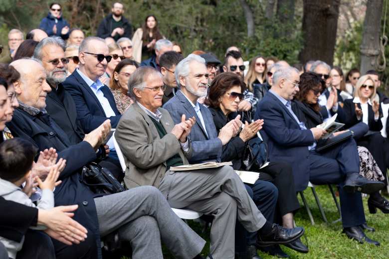 &Epsilon;&gamma;&kappa;&alpha;&iota;&nu;&iota;ά&sigma;&tau;&eta;&kappa;&epsilon; &tau;&omicron; &laquo;&Sigma;&pi;ί&tau;&iota; &tau;&omicron;&upsilon; &Sigma;&pi;&omicron;&rho;έ&alpha;: Ά&nu;&theta;&rho;&omega;&pi;&omicron;&iota; &kappa;&alpha;&iota; &Pi;&omicron;&lambda;&iota;&tau;&iota;&sigma;&mu;ό&sigmaf;&raquo;