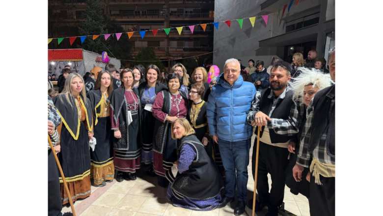 &Tau;&sigma;&alpha;&beta;&delta;&alpha;&rho;ί&delta;&eta;&sigmaf;: &laquo;&Sigma;&tau;&iota;&sigmaf; &rho;ί&zeta;&epsilon;&sigmaf; &tau;&eta;&sigmaf; &pi;&alpha;&rho;ά&delta;&omicron;&sigma;ή&sigmaf; &mu;&alpha;&sigmaf; &beta;&rho;ί&sigma;&kappa;&omicron;&upsilon;&mu;&epsilon; &tau;&omicron;&nu; &delta;&rho;ό&mu;&omicron; &gamma;&iota;&alpha; &tau;&omicron; &mu;έ&lambda;&lambda;&omicron;&nu;&raquo; &ndash; &Pi;&alpha;&rho;&omicron;&upsilon;&sigma;ί&alpha; &sigma;&epsilon; &Pi;&lambda;&alpha;&tau;ύ, &Alpha;&lambda;&epsilon;&xi;ά&nu;&delta;&rho;&epsilon;&iota;&alpha; &kappa;&alpha;&iota; &Alpha;&sigma;ώ&mu;&alpha;&tau;&alpha;