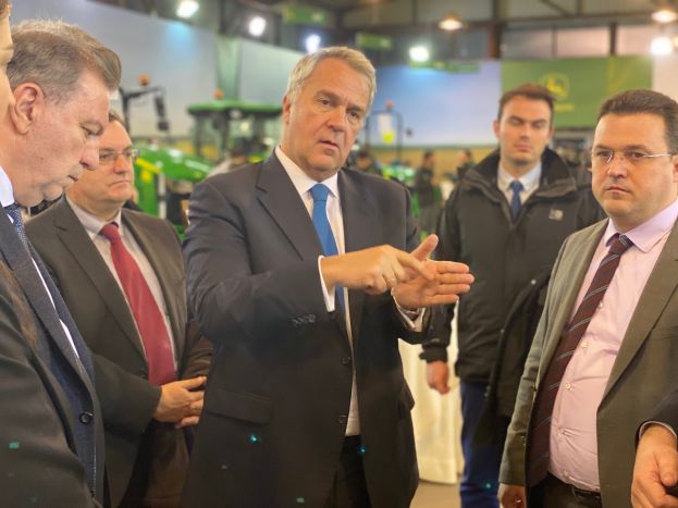 &Upsilon;&pi;&Alpha;&Alpha;&Tau;, &Mu;. &Beta;&omicron;&rho;ί&delta;&eta;&sigmaf;: &Tau;&omicron; &epsilon;&lambda;&lambda;&eta;&nu;&iota;&kappa;ό &alpha;&kappa;&tau;&iota;&nu;ί&delta;&iota;&omicron; &laquo;&kappa;&alpha;&tau;&alpha;&kappa;&tau;ά&raquo; &kappa;&alpha;&iota; &tau;&eta;&nu; &Tau;&alpha;ϊ&lambda;ά&nu;&delta;&eta; &tau;&omega;&nu; 70 &epsilon;&kappa;&alpha;&tau;&omicron;&mu;. &kappa;&alpha;&tau;&omicron;ί&kappa;&omega;&nu;