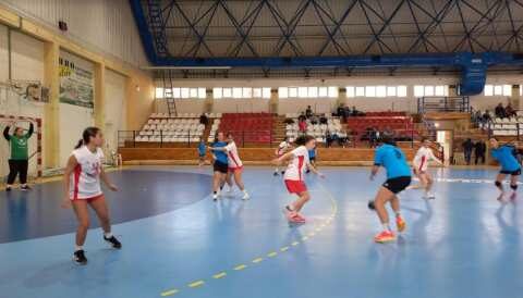 &Chi;ά&nu;&tau;&mu;&pi;&omicron;&lambda;: Ή&tau;&tau;&alpha; &gamma;&iota;&alpha; &tau;&iota;&sigmaf; &gamma;&upsilon;&nu;&alpha;ί&kappa;&epsilon;&sigmaf; &tau;&omicron;&upsilon; &Zeta;&alpha;&phi;&epsilon;&iota;&rho;ά&kappa;&eta; &Nu;ά&omicron;&upsilon;&sigma;&alpha;&sigmaf; &sigma;&tau;&omicron; &Kappa;ύ&pi;&epsilon;&lambda;&lambda;&omicron; &Epsilon;&lambda;&lambda;ά&delta;&omicron;&sigmaf;