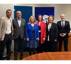 &Eta; Ά&nu;&nu;&alpha; &Mu;ά&nu;&eta;-&Pi;&alpha;&pi;&alpha;&delta;&eta;&mu;&eta;&tau;&rho;ί&omicron;&upsilon; &epsilon;&kappa;&pi;&rho;ό&sigma;&omega;&pi;&omicron;&sigmaf; &tau;&eta;&sigmaf; &Kappa;&upsilon;&beta;έ&rho;&nu;&eta;&sigma;&eta;&sigmaf; &sigma;&tau;&iota;&sigmaf; &epsilon;&kappa;&delta;&eta;&lambda;ώ&sigma;&epsilon;&iota;&sigmaf; &gamma;&iota;&alpha; &tau;&alpha; 75 &chi;&rho;ό&nu;&iota;&alpha; &tau;&eta;&sigmaf; &Mu;&Epsilon;&Beta;&Gamma;&Alpha;&Lambda;
