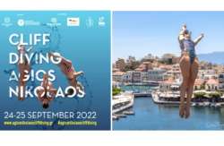 Agios Nikolaos Cliff Diving 2022: &Beta;&omicron;&upsilon;&tau;&iota;έ&sigmaf; &alpha;&pi;ό &tau;&alpha; 20 &mu;έ&tau;&rho;&alpha; &sigma;&tau;&eta; &lambda;ί&mu;&nu;&eta; &Alpha;&gamma;ί&omicron;&upsilon; &Nu;&iota;&kappa;&omicron;&lambda;ά&omicron;&upsilon; &mu;&epsilon; &kappa;&omicron;&rho;&upsilon;&phi;&alpha;ί&omicron;&upsilon;&sigmaf; &kappa;&alpha;&tau;&alpha;&delta;ύ&tau;&epsilon;&sigmaf; &alpha;&pi;&rsquo; ό&lambda;&omicron; &tau;&omicron;&nu; &kappa;ό&sigma;&mu;&omicron;