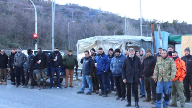 &Epsilon;&xi;&omicron;&rho;&gamma;&iota;&sigma;&mu;έ&nu;&omicron;&iota; &omicron;&iota; &kappa;&epsilon;&rho;&alpha;&sigma;&omicron;&pi;&alpha;&rho;&alpha;&gamma;&omega;&gamma;&omicron;ί &tau;&eta;&sigmaf; Έ&delta;&epsilon;&sigma;&sigma;&alpha;&sigmaf;: "&Delta;&epsilon; &mu;&pi;&omicron;&rho;&epsilon;ί &nu;&alpha; &sigma;&upsilon;&nu;&epsilon;&chi;ί&sigma;&epsilon;&iota; ά&lambda;&lambda;&omicron; &omicron; &epsilon;&mu;&pi;&alpha;&iota;&gamma;&mu;ό&sigmaf;"