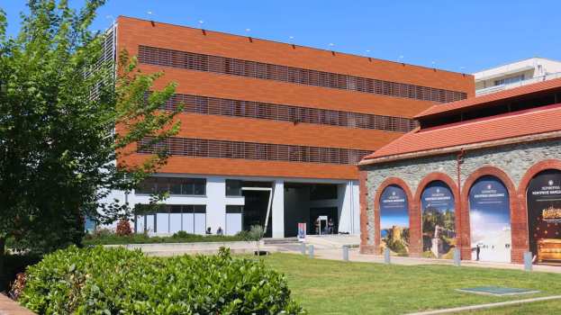 &Tau;&rho;ί&alpha; έ&rho;&gamma;&alpha; &gamma;&iota;&alpha; &tau;&eta;&nu; &epsilon;&nu;ί&sigma;&chi;&upsilon;&sigma;&eta; &kappa;&alpha;&iota; &alpha;&nu;&alpha;&beta;ά&theta;&mu;&iota;&sigma;&eta; &tau;&omicron;&upsilon; &Delta;&iota;&epsilon;&theta;&nu;&omicron;ύ&sigmaf; &Pi;&alpha;&nu;&epsilon;&pi;&iota;&sigma;&tau;&eta;&mu;ί&omicron;&upsilon; &Epsilon;&lambda;&lambda;ά&delta;&alpha;&sigmaf; &chi;&rho;&eta;&mu;&alpha;&tau;&omicron;&delta;&omicron;&tau;&epsilon;ί &eta; &Pi;&Kappa;&Mu;